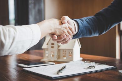 Handschlag für den Immobilienkauf in Wien